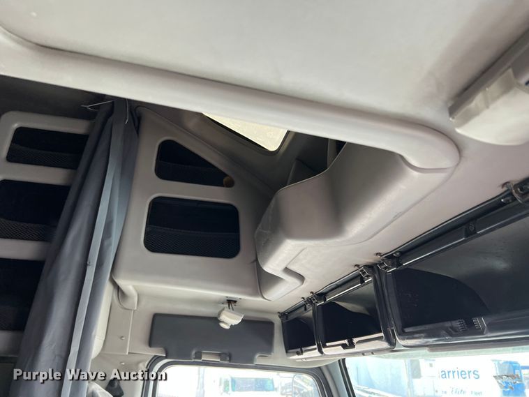 image for item DR5619 2003 Volvo  semi truck