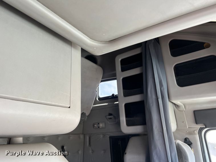 image for item DR5619 2003 Volvo  semi truck