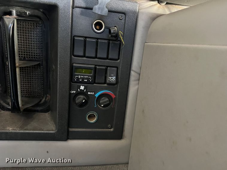 image for item DR5619 2003 Volvo  semi truck