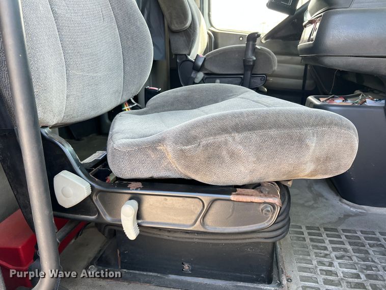 image for item DR5619 2003 Volvo  semi truck