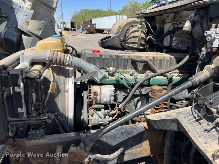 image for item DR5619 2003 Volvo  semi truck