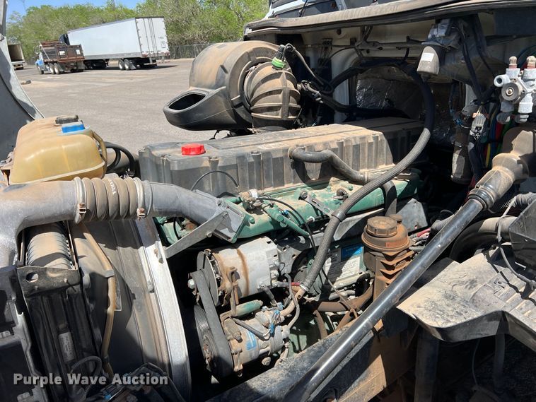 image for item DR5619 2003 Volvo  semi truck