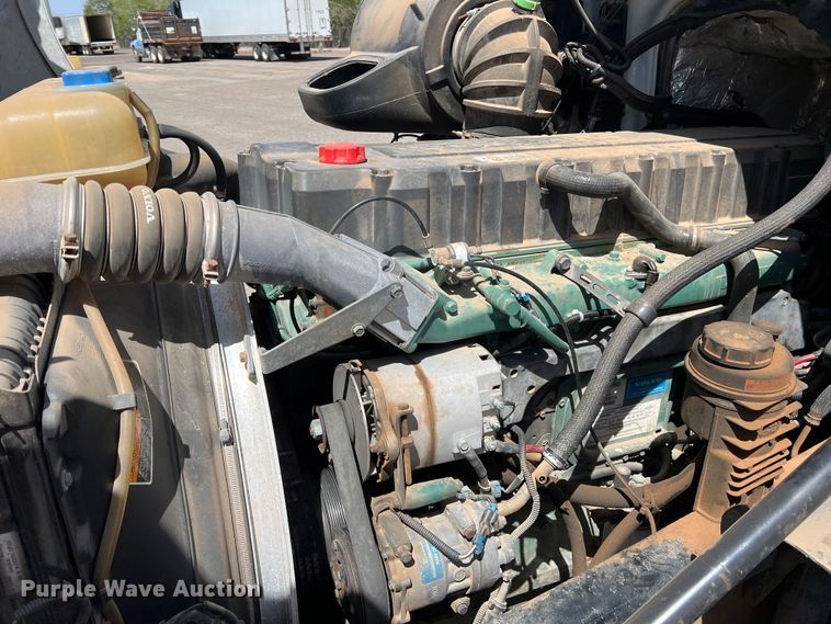 image for item DR5619 2003 Volvo  semi truck