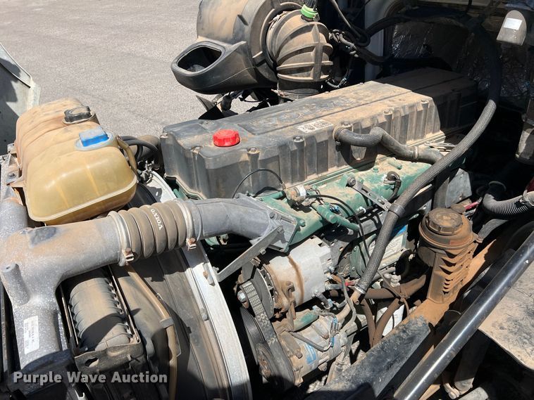 image for item DR5619 2003 Volvo  semi truck