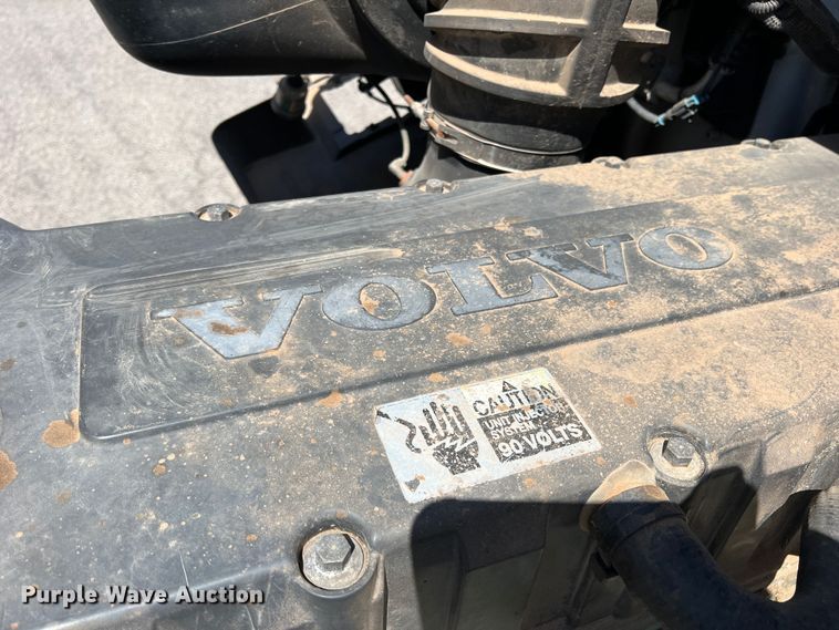 image for item DR5619 2003 Volvo  semi truck