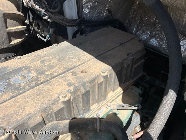 image for item DR5619 2003 Volvo  semi truck