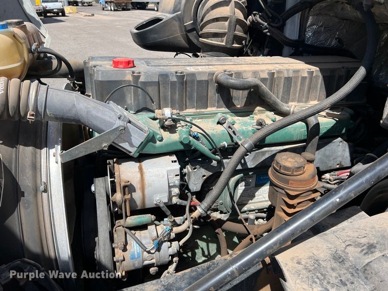 image for item DR5619 2003 Volvo  semi truck