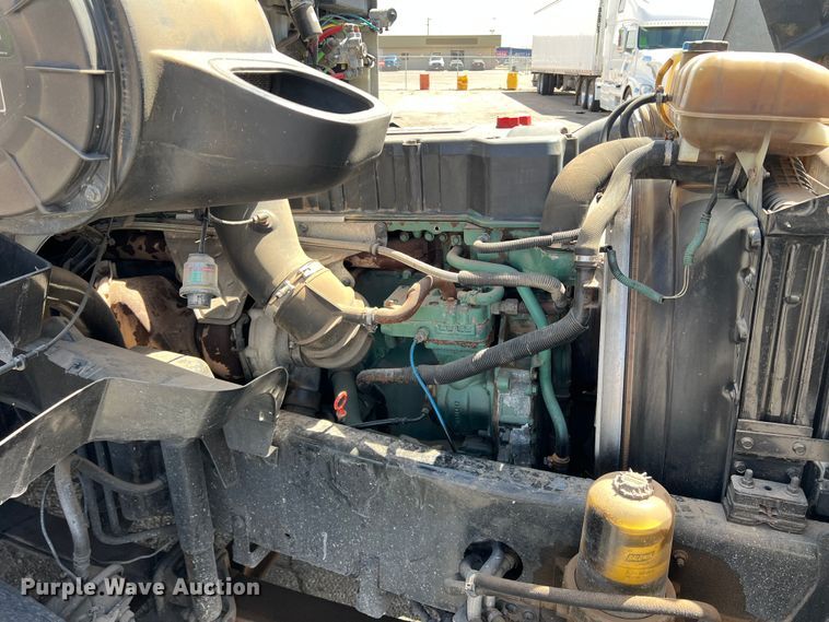 image for item DR5619 2003 Volvo  semi truck