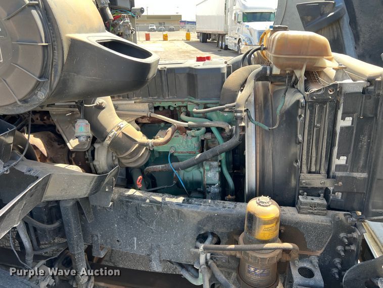 image for item DR5619 2003 Volvo  semi truck