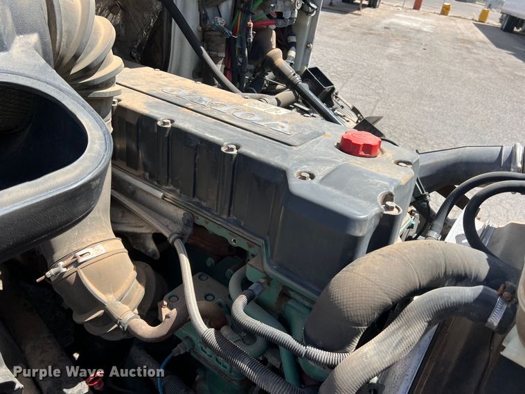 image for item DR5619 2003 Volvo  semi truck