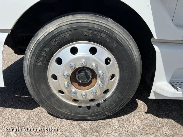 image for item DR5619 2003 Volvo  semi truck