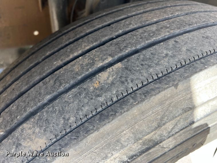 image for item DR5619 2003 Volvo  semi truck