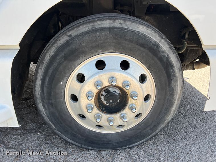 image for item DR5619 2003 Volvo  semi truck