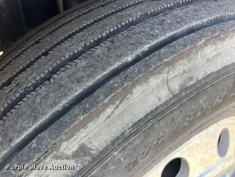 image for item DR5619 2003 Volvo  semi truck