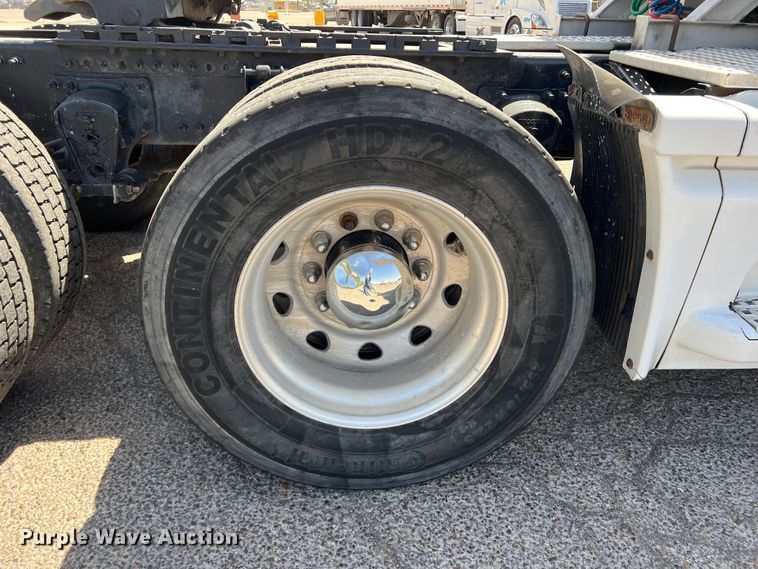 image for item DR5619 2003 Volvo  semi truck