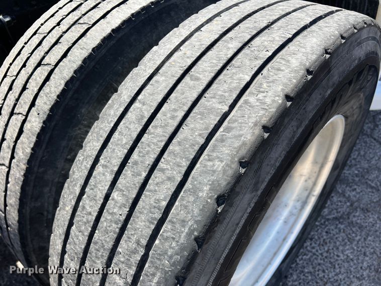 image for item DR5619 2003 Volvo  semi truck