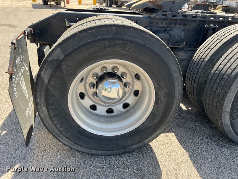 image for item DR5619 2003 Volvo  semi truck