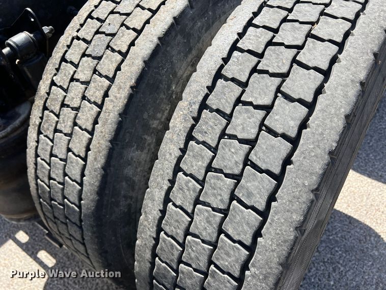 image for item DR5619 2003 Volvo  semi truck