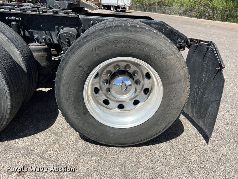 image for item DR5619 2003 Volvo  semi truck