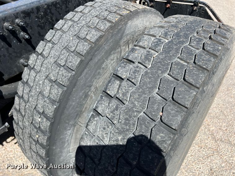 image for item DR5619 2003 Volvo  semi truck