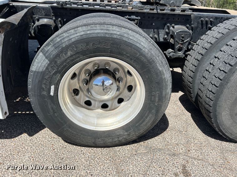 image for item DR5619 2003 Volvo  semi truck