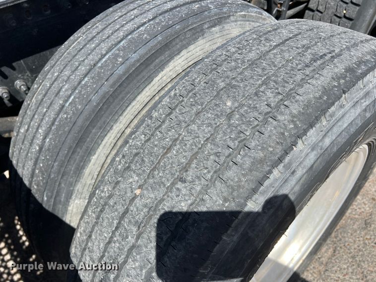 image for item DR5619 2003 Volvo  semi truck