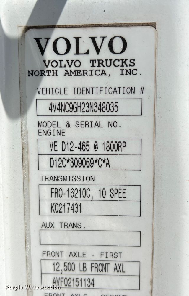 image for item DR5619 2003 Volvo  semi truck