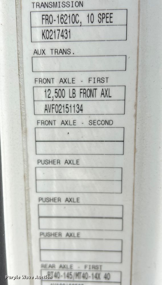 image for item DR5619 2003 Volvo  semi truck