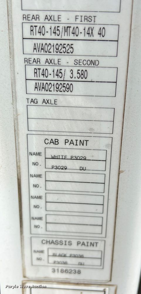 image for item DR5619 2003 Volvo  semi truck