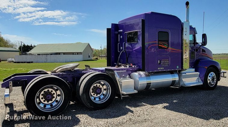 image for item HP9736 2015 Kenworth T660  semi truck