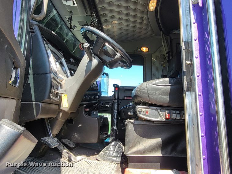 image for item HP9736 2015 Kenworth T660  semi truck