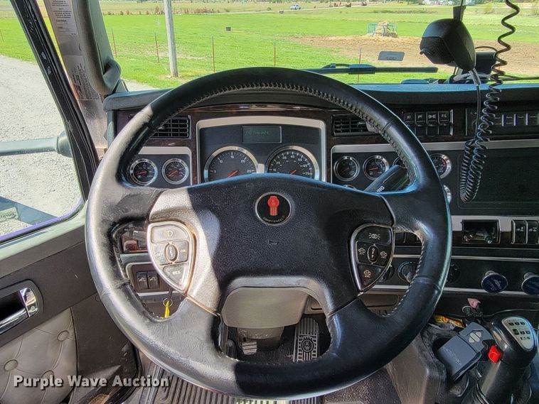 image for item HP9736 2015 Kenworth T660  semi truck