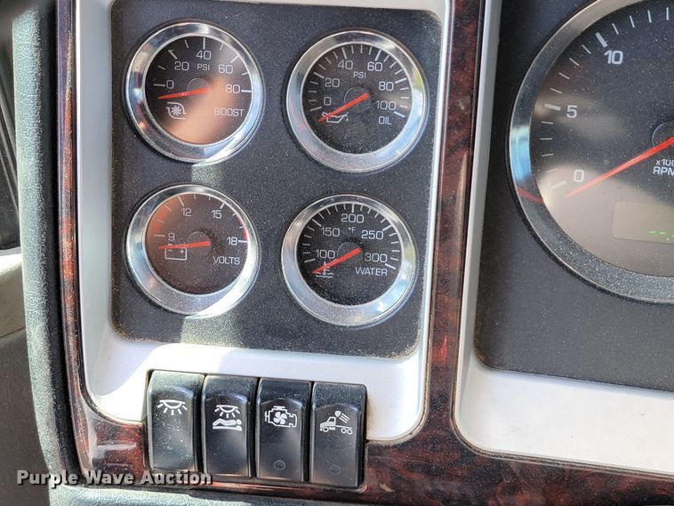 image for item HP9736 2015 Kenworth T660  semi truck