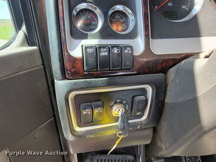 image for item HP9736 2015 Kenworth T660  semi truck