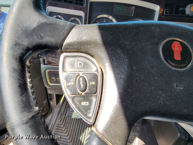 image for item HP9736 2015 Kenworth T660  semi truck