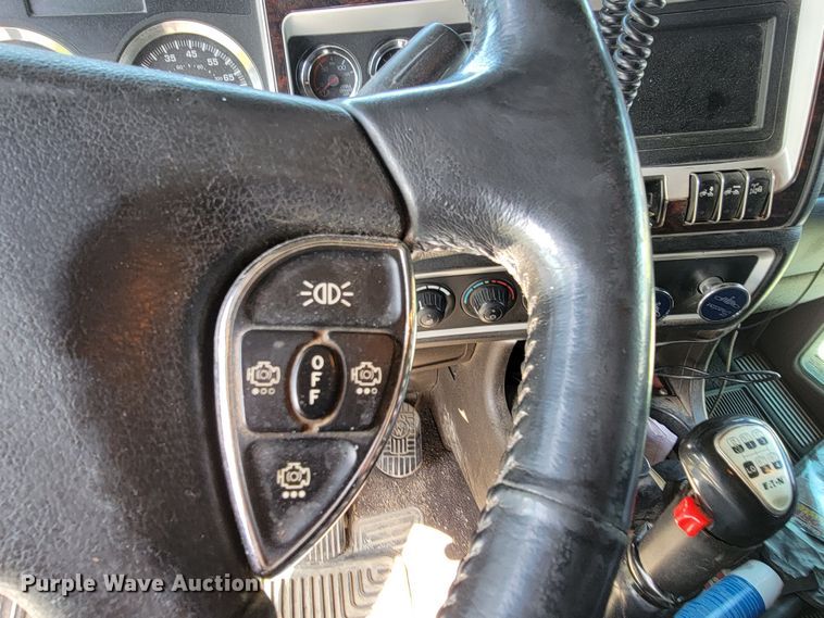 image for item HP9736 2015 Kenworth T660  semi truck