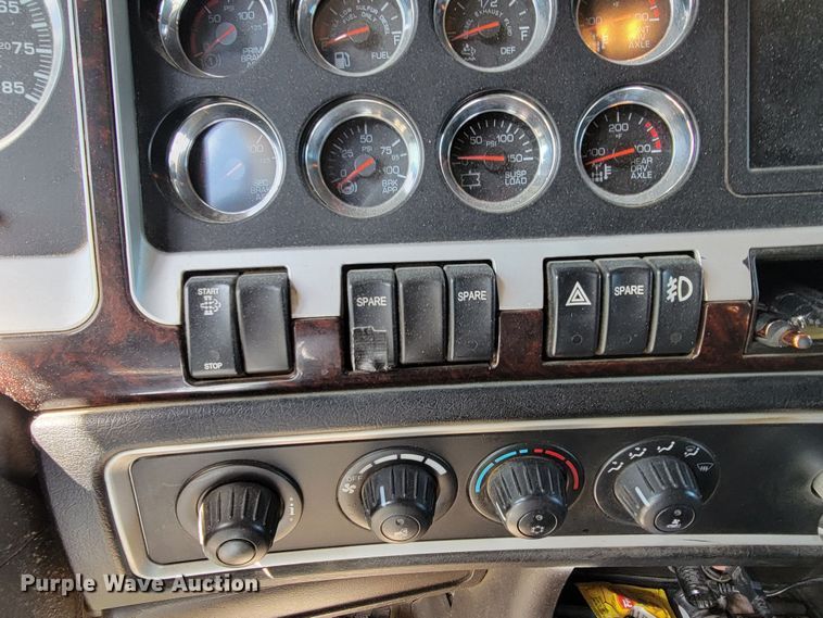 image for item HP9736 2015 Kenworth T660  semi truck