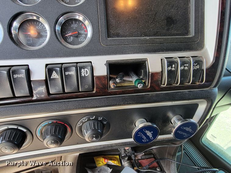 image for item HP9736 2015 Kenworth T660  semi truck