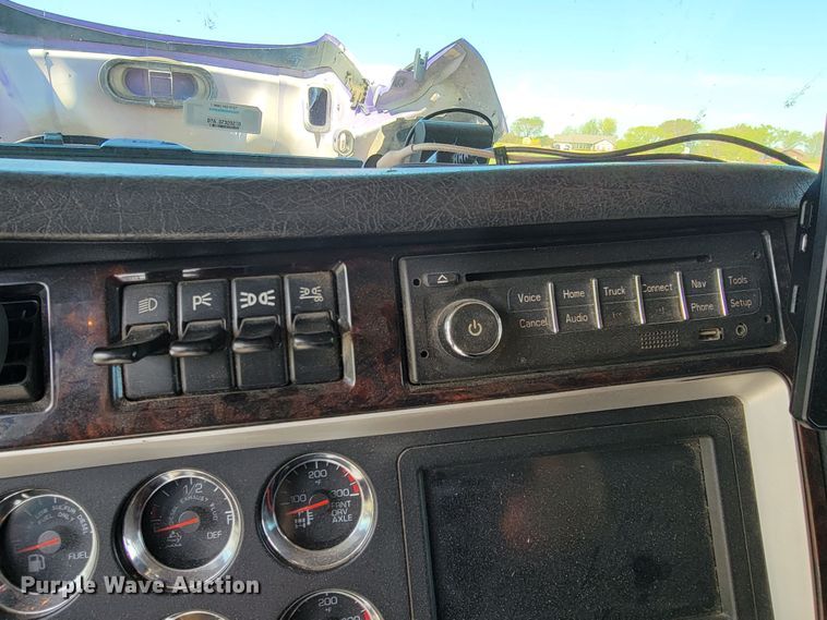 image for item HP9736 2015 Kenworth T660  semi truck