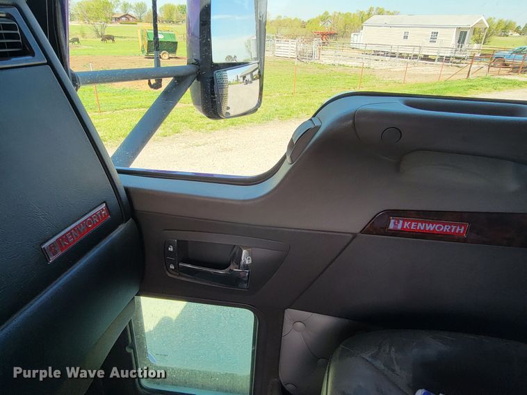 image for item HP9736 2015 Kenworth T660  semi truck