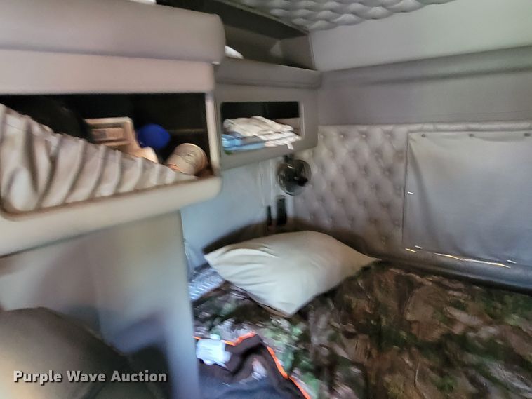 image for item HP9736 2015 Kenworth T660  semi truck