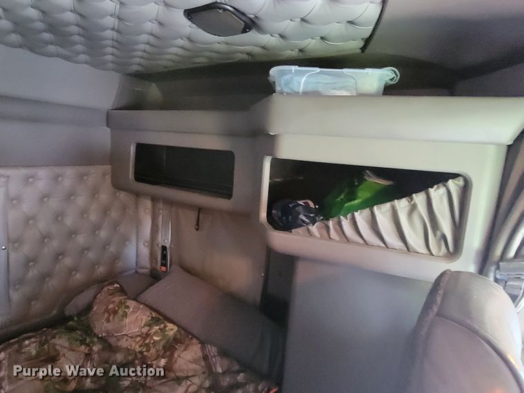 image for item HP9736 2015 Kenworth T660  semi truck