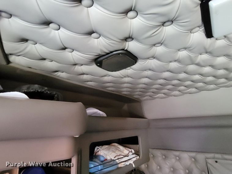 image for item HP9736 2015 Kenworth T660  semi truck