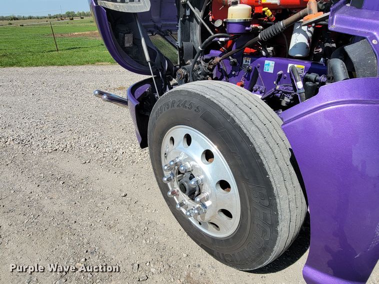 image for item HP9736 2015 Kenworth T660  semi truck