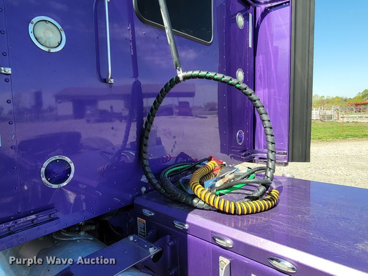 image for item HP9736 2015 Kenworth T660  semi truck