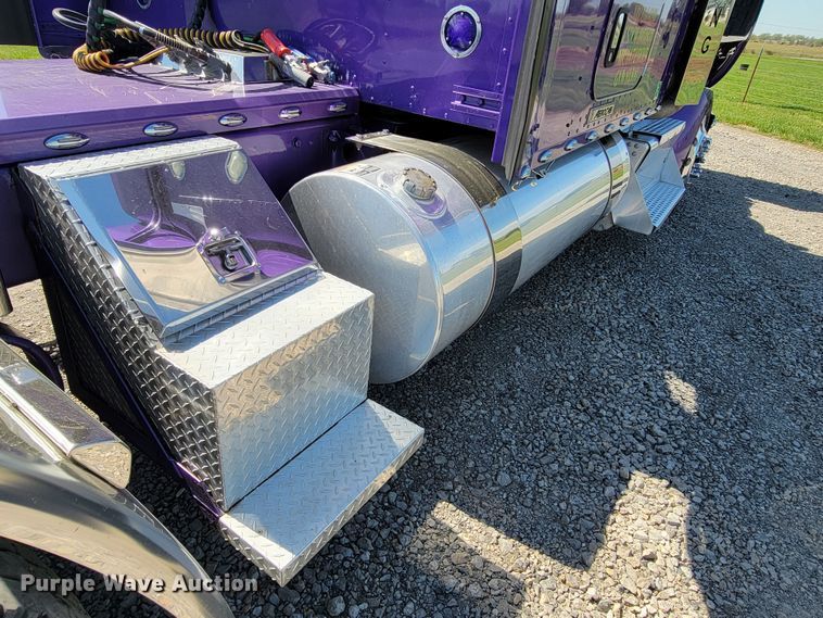 image for item HP9736 2015 Kenworth T660  semi truck