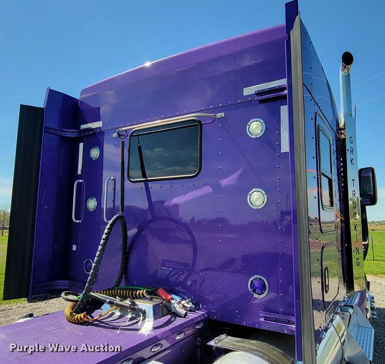 image for item HP9736 2015 Kenworth T660  semi truck