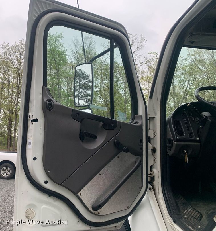 image for item LH9573 2010 Freightliner Business Class M2 112  semi truck