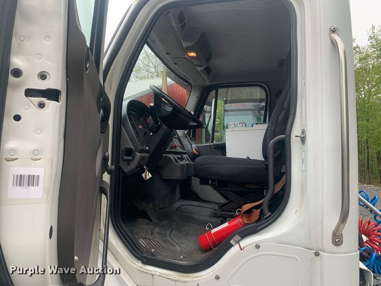 image for item LH9573 2010 Freightliner Business Class M2 112  semi truck