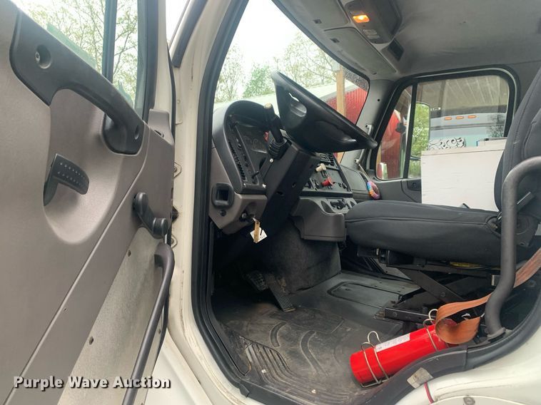 image for item LH9573 2010 Freightliner Business Class M2 112  semi truck